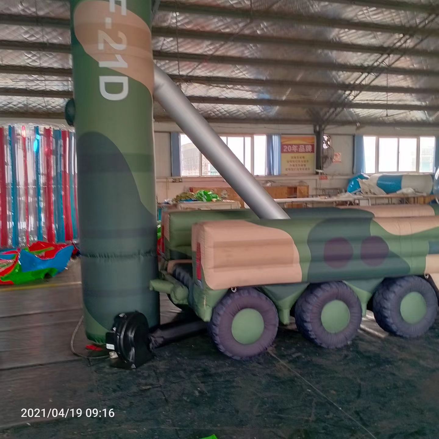 壶关军事演习中的充气目标车辆：模拟发射车雷达车坦克飞机